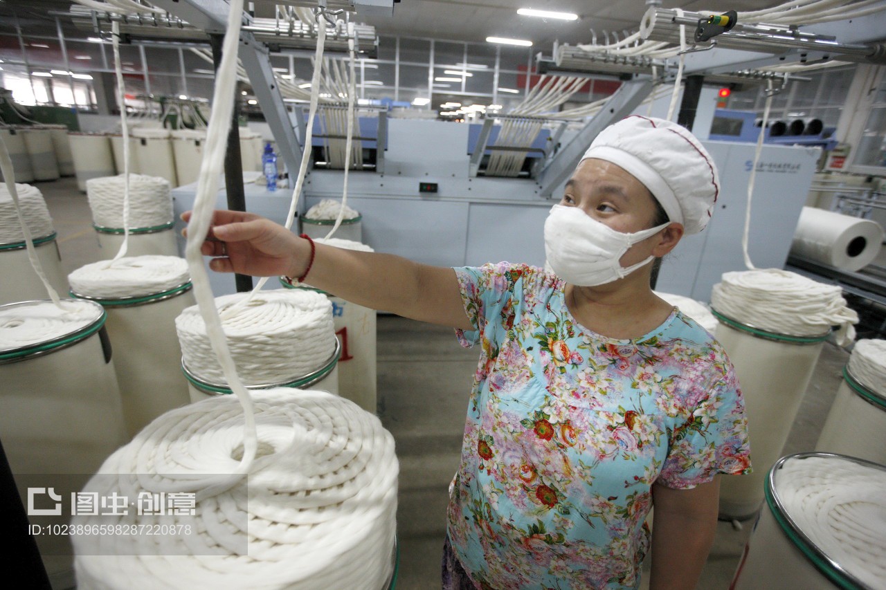 安徽省淮北市,啟鑫紡織廠的生產(chǎn)車間內(nèi),紡織女工加工出口的歐美地區(qū)的紡織品。